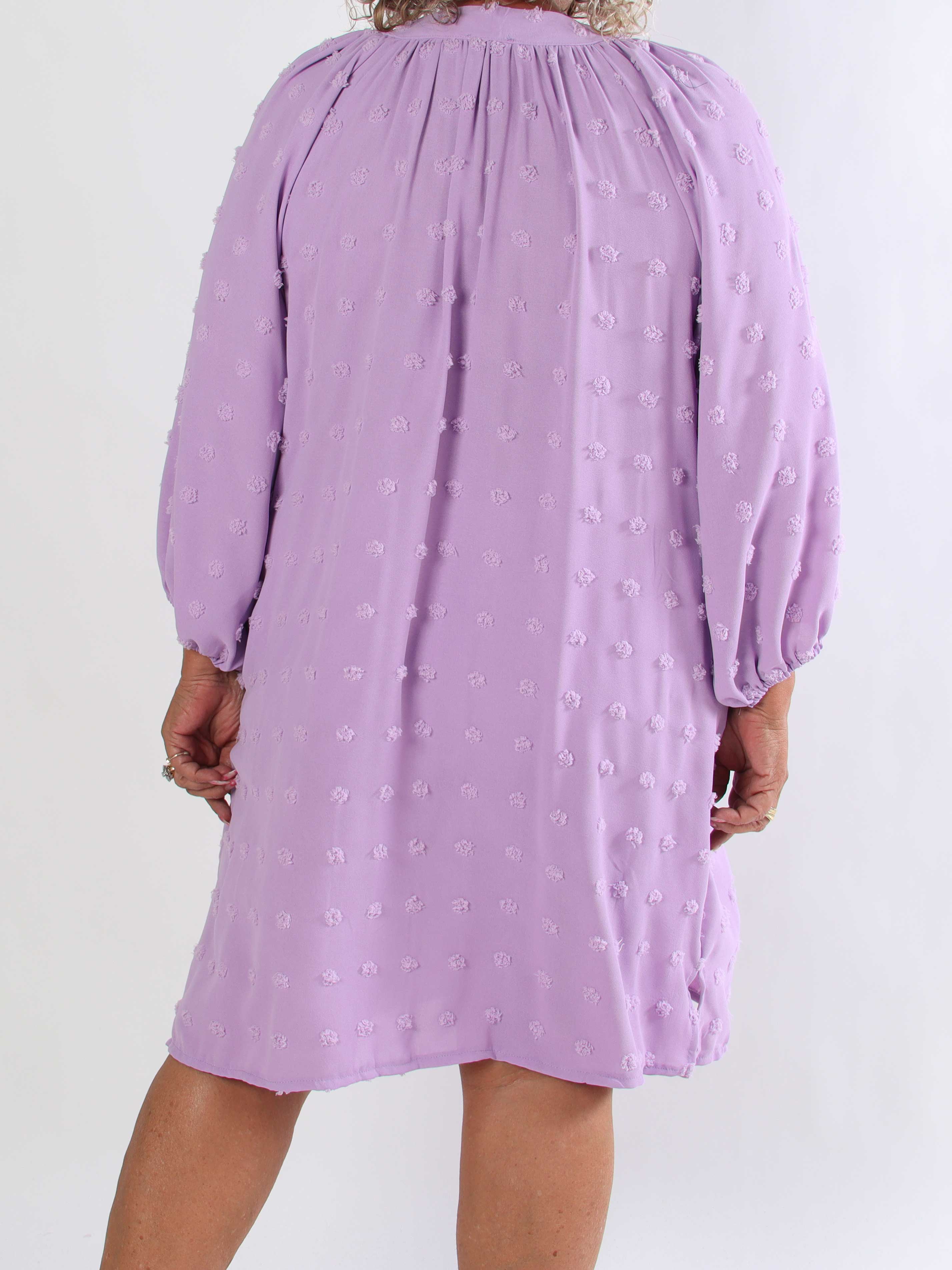 Amidala Romantic - Plus size klänning i viskos med vackra ballongärmar och prickiga detaljer